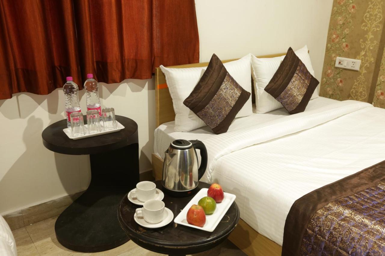 Hotel Emerald Park At Airport Нью-Дели Экстерьер фото