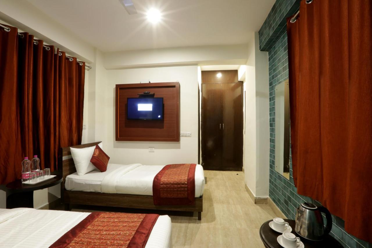 Hotel Emerald Park At Airport Нью-Дели Экстерьер фото